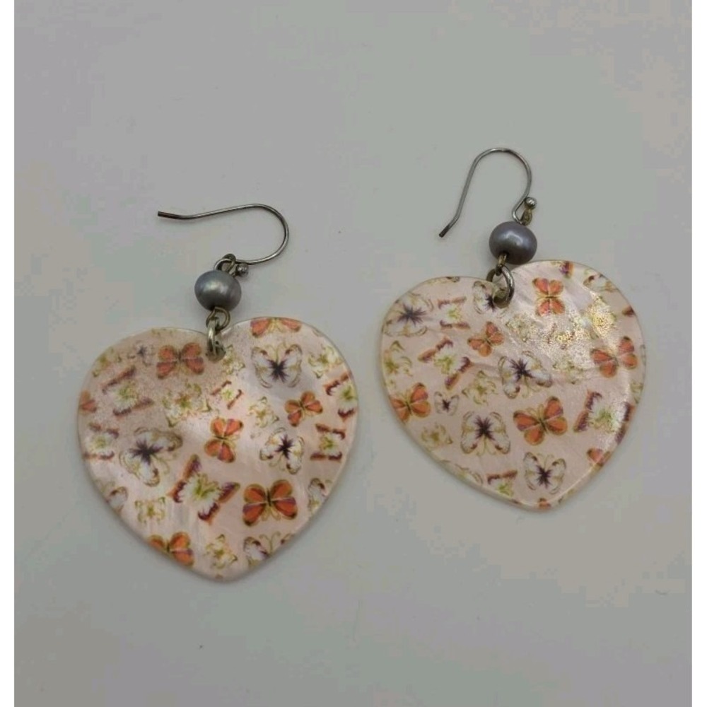 Vintage Heart Shaped Mother Of Pearl Shell Dangle Earrings Butterfly Pattern - Picture 3 of 13